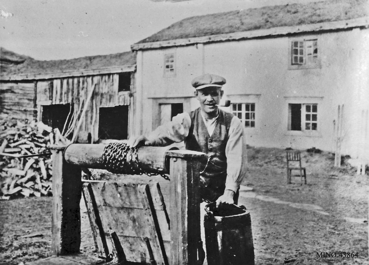 Rachel Haarseth, Mann, brønn, vedskjul, hovedbygning, ved.