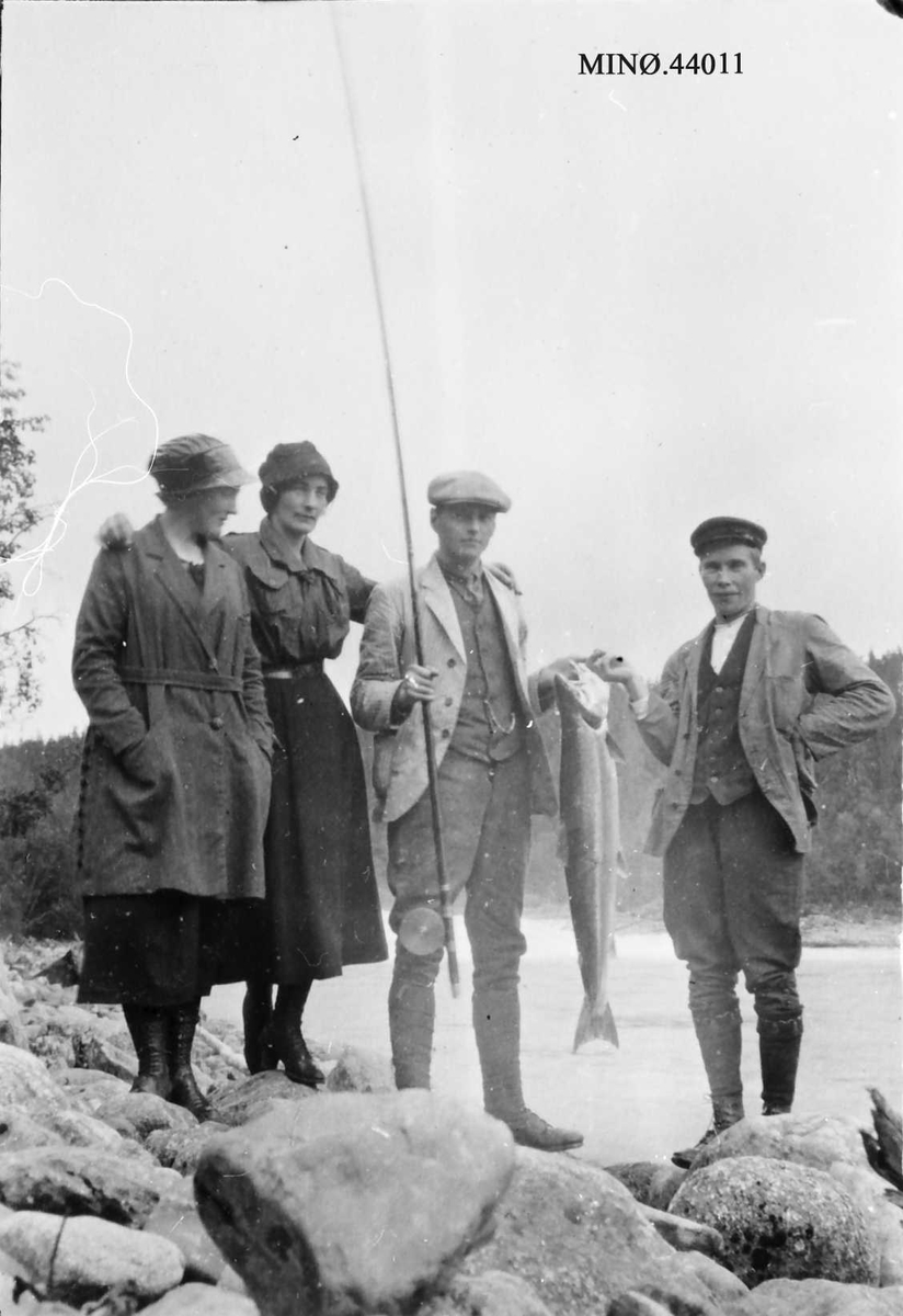 Rachel Haarseth, Personer, klær, fiskestang, fisk.
