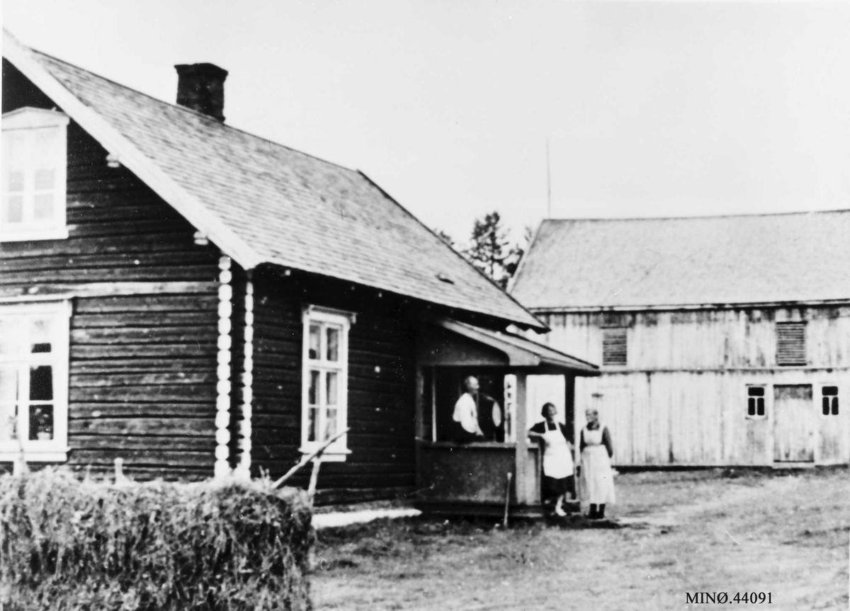 Rachel Haarseth, Bolighus, fjøs/låve, personer, hesje.