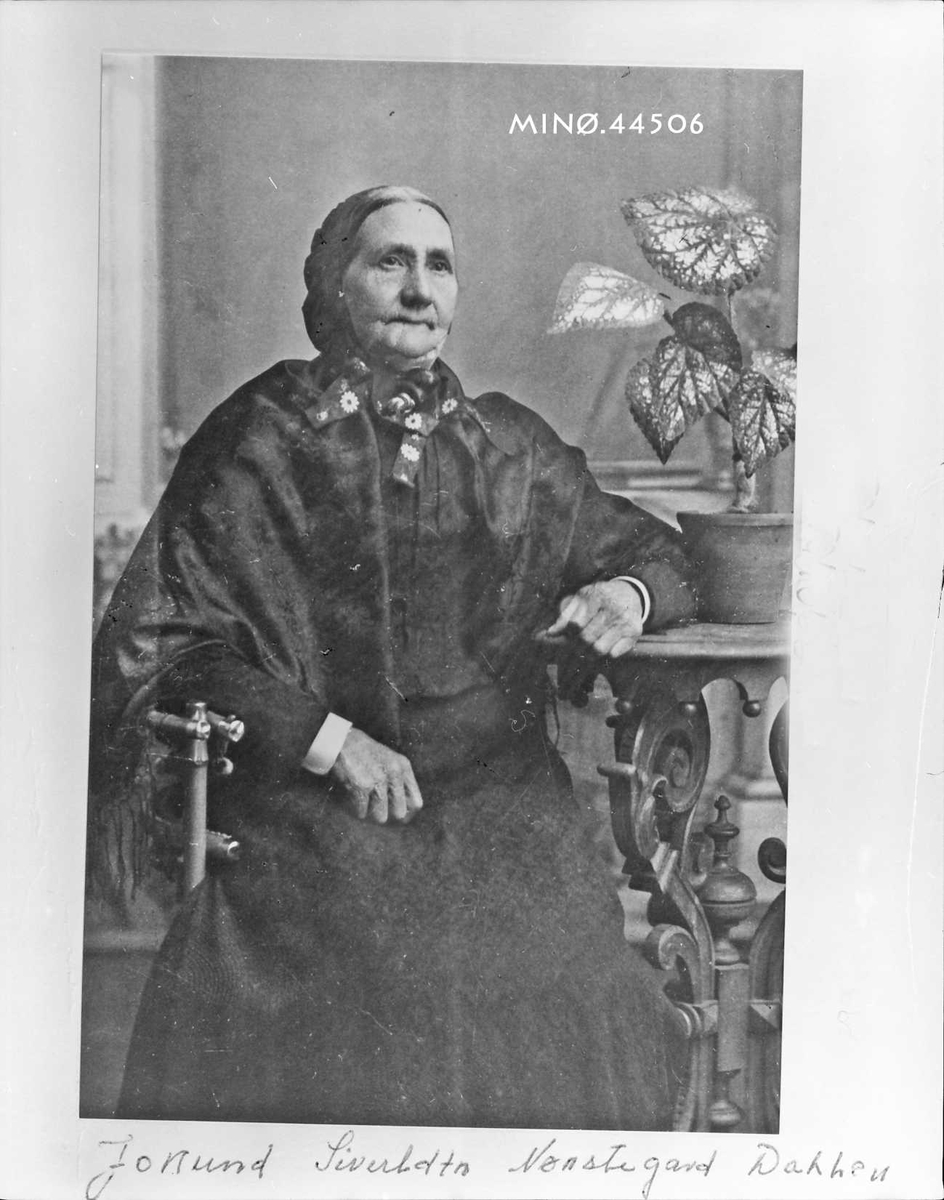 Rachel Haarseth, Kvinne, klær, blomst, pidestall.