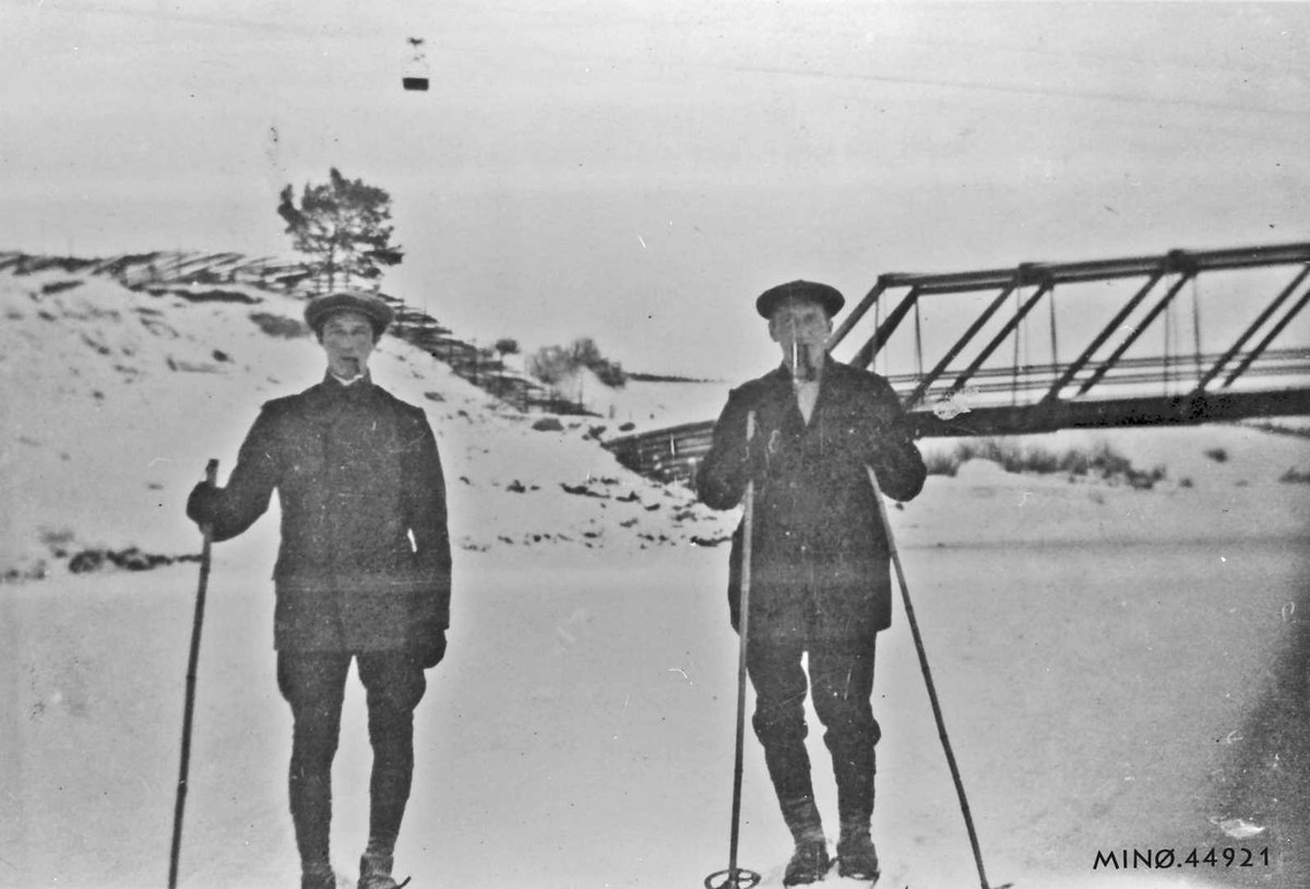 Ukjent, Unge menn på skitur