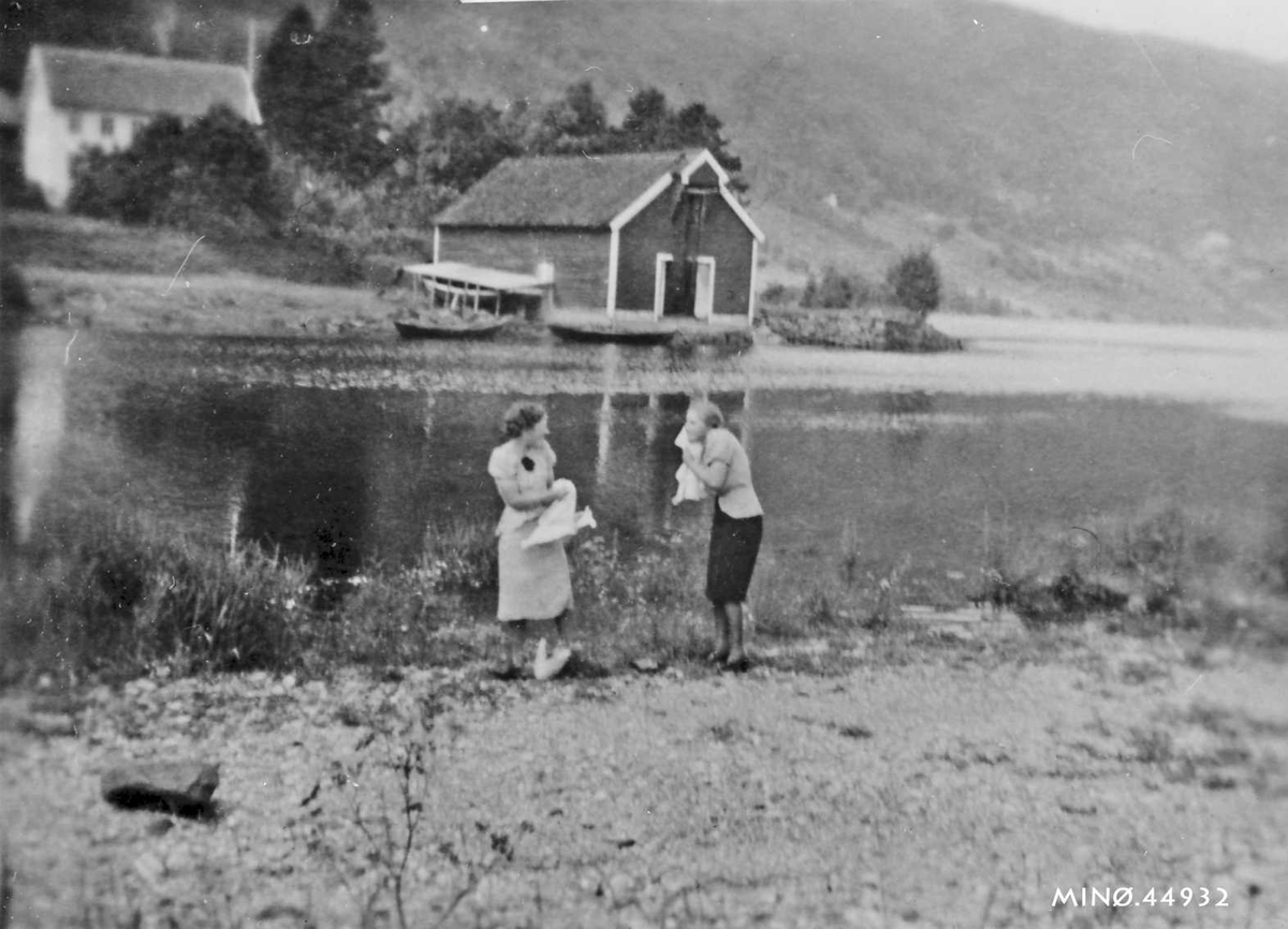 Ukjent, To kvinner som vasker seg - Gyda A. Dahlen og Gerd E. Dahlen