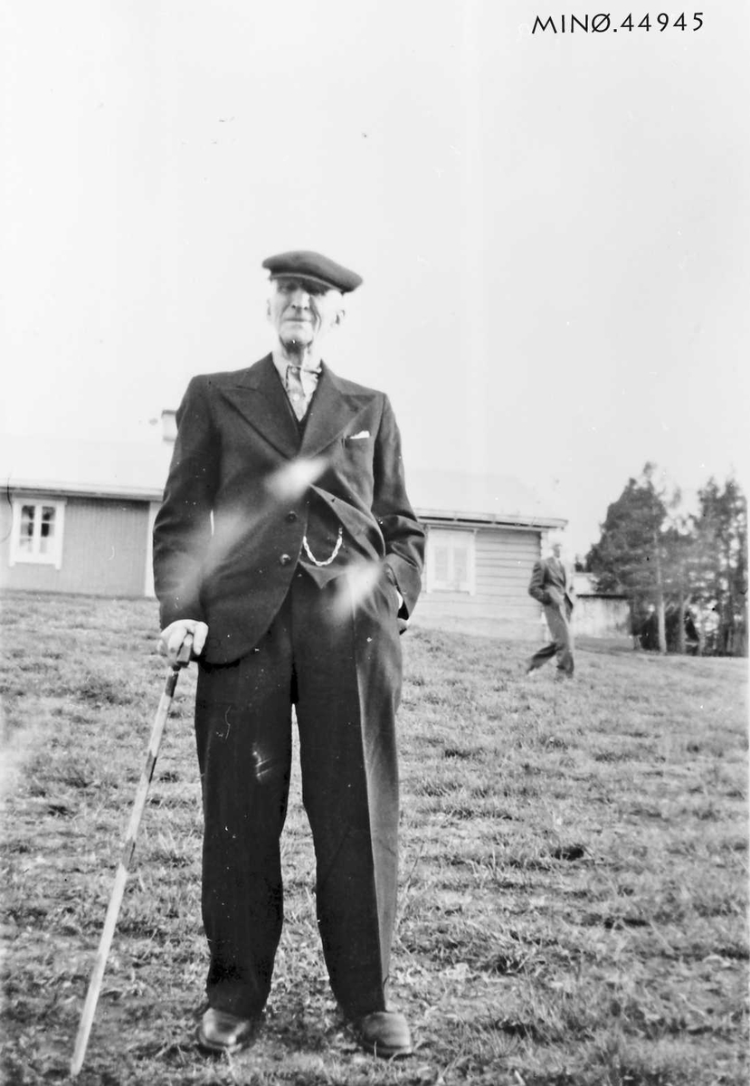 Ukjent, Eldre mann med spaserstokk - frå 80-årsdagen til Hans Ståland (1871-1958) 19.6.1951