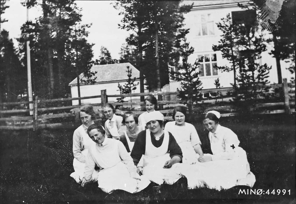 Ukjent, Personer på sjukehuset, bl. a. med Marit Bakke, Olga Halberg f. Støen, Anne Olsen f. Bakke.