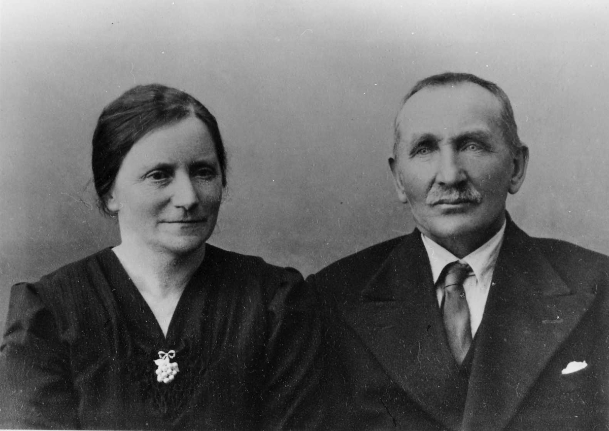 Tynset Foto, Portrett av ektepar, Johanna Erlien (1892-1973) og Esten Erlien (1888-1959)