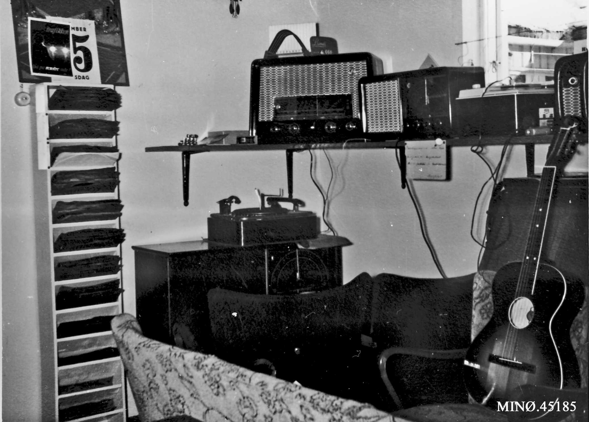 Ukjent, Gitar, radioer, platespiller