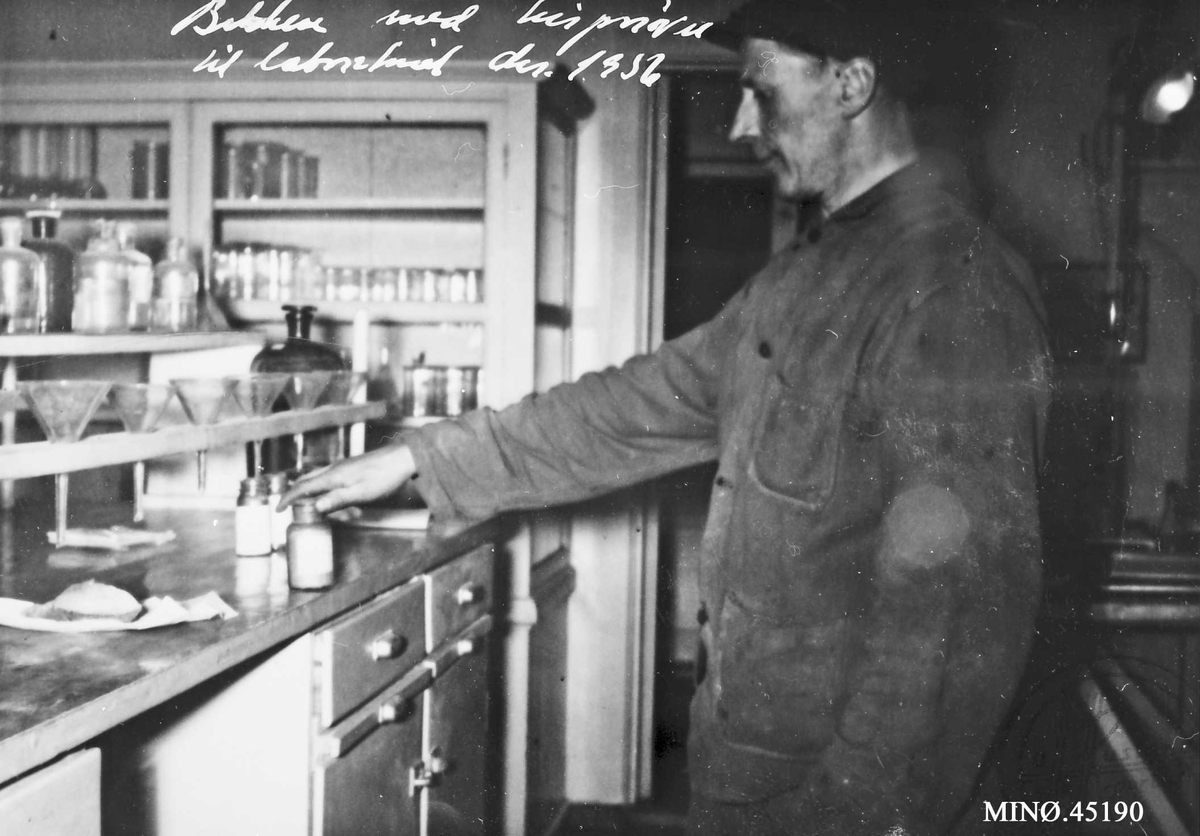 Ukjent, Mann med prøver til laboratorium