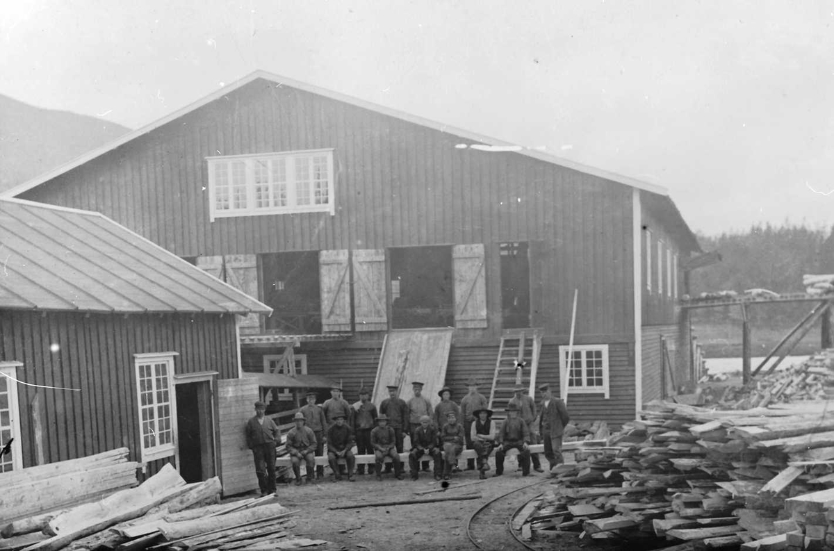 Oscar Holte, Arbeidere på sagbruk.