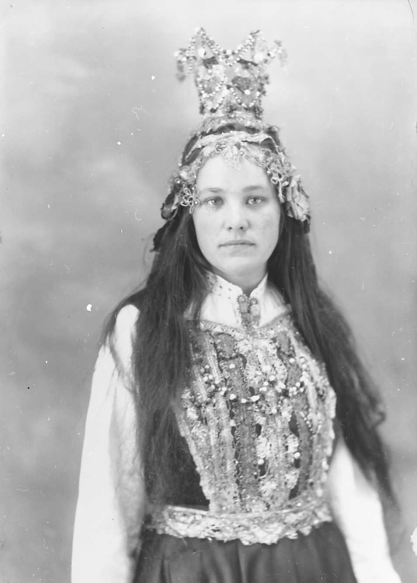 Per K. Lien, Jente med flott brurekrone. Fru Einar Nørstebø,Sigrid f. Sørhuus.