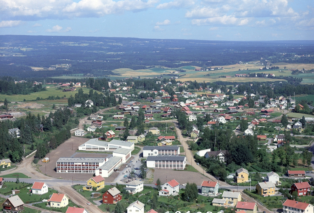 Widerøes Flyveselskap A/S, FLYFOTO, ANKERSKOGEN VIDR. SKOLE, (YRKESSKOLEN), FURNESVEGEN/RINGGT