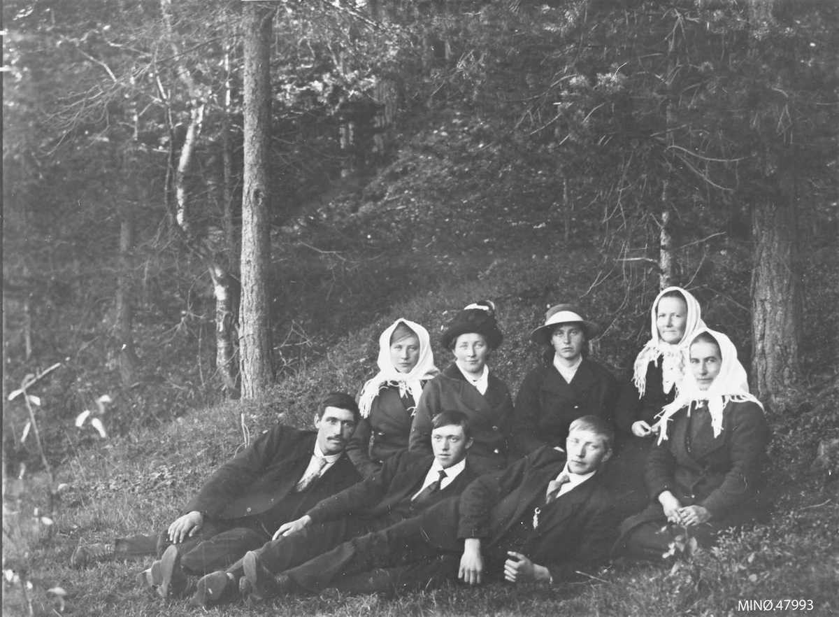 Ukjent, Ungdommer på tur i skogen. Fremst ; Per Moseng, f. 1891, Ola Moseng (Smedhaugen), f. 1898, Jo Brandsneshaug, f. 1897. Bak; Borghild Moseng.