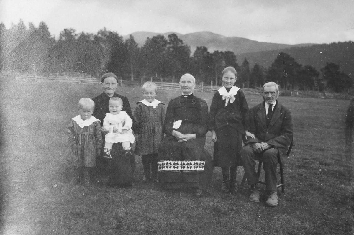 Alexander Bredstrøm Ansberg, Familiebilde, Rundtom