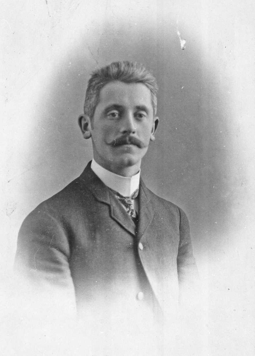 Oscar Holte, Portrett av mann Aksel Brostrup