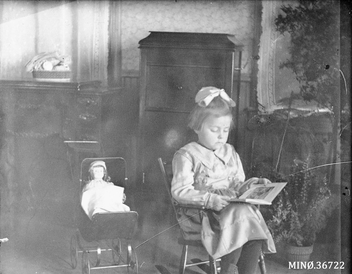 Ellert Kleven, Liten pike leser. Evelyn Kleven.