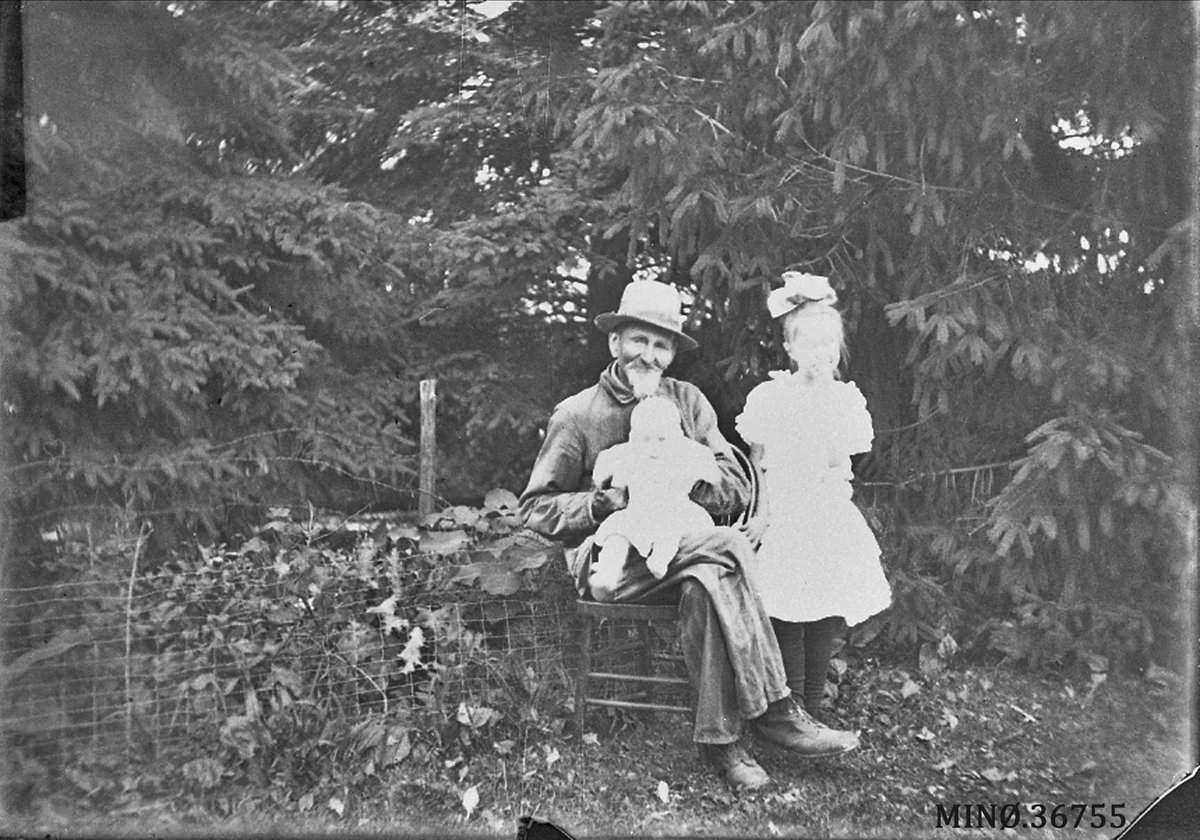 Ellert Kleven, Mann med barnebarn. Nils Kleven med Norman Eidet og Evelyn Kleven