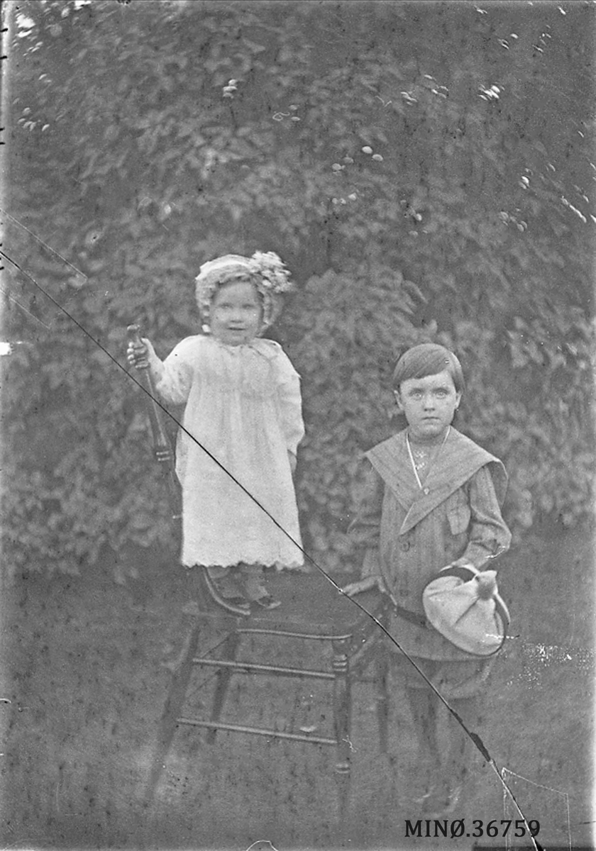 Ellert Kleven, Barn. Irene og Eyolf Waldal. Niese og nevø til fotografen