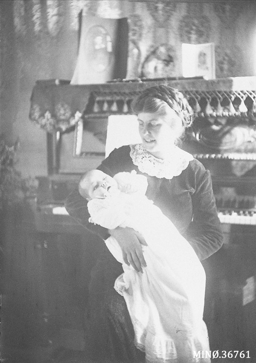 Ellert Kleven, Mor og barn - Thea og Eyolf Kleven