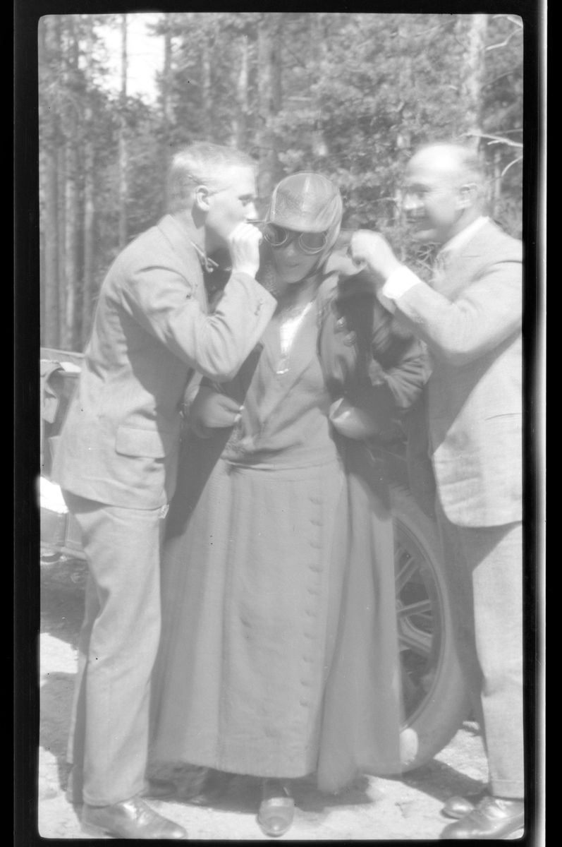 Rolf Sr. Sundt, Peter og Rolf sr. Sundt roper til den tunghørte Sigrid Sundt ved en bil.