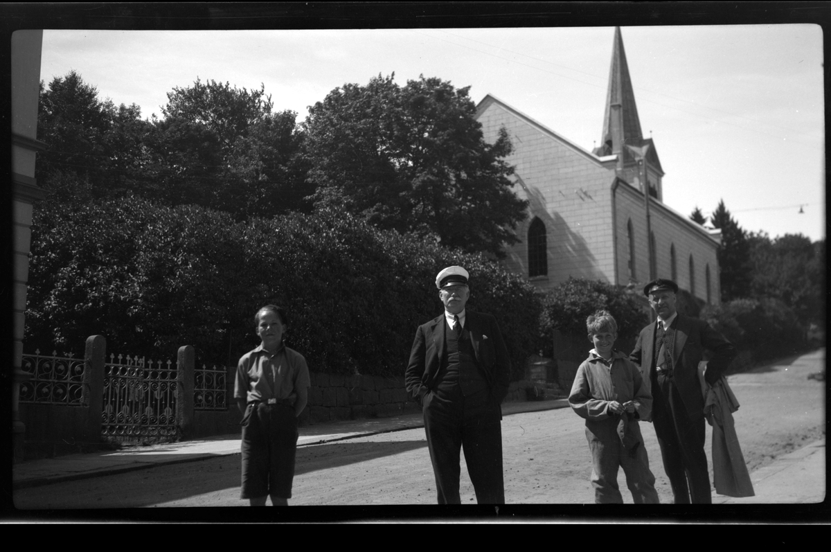 Rolf Sr. Sundt, Bjørn Reymert og hans far Christen Reymert står sammen med Rolf Sundt jr. og hans far Rolf Sundt sr. foran Frelserens kirke i Farsund.