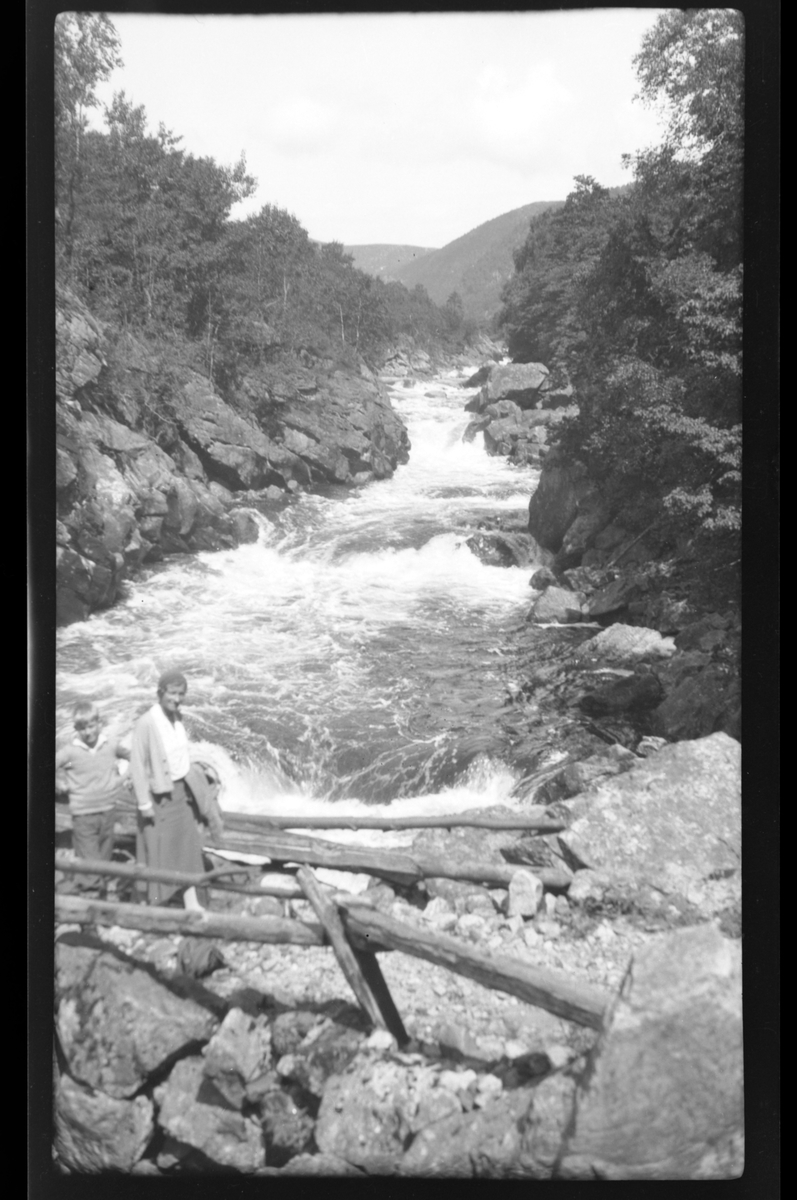 Rolf Sr. Sundt, Rolf Sundt jr. og Lillemor Nickelsen på bruen ved Kvåsfossen.