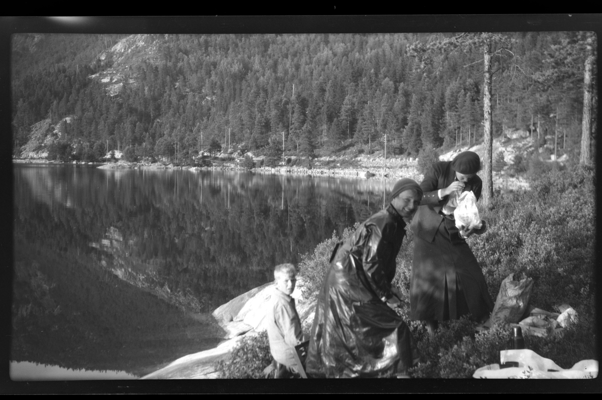 Rolf Sr. Sundt, Piknick med Rolf Sundt jr., Lillemor Nickelsen og Lise Skabo ved Byglandsfjord.