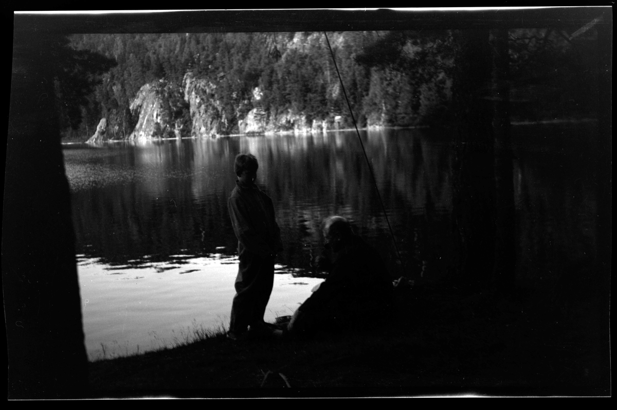 Rolf Sr. Sundt, Rolf Sundt jr. og hans onkel Finn Sundt tar en rastepause ved et vann på vei til Farsund.