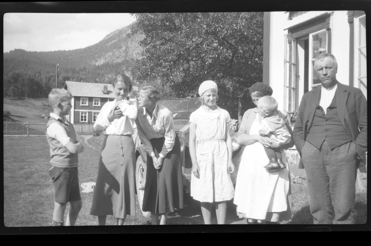 Rolf Sr. Sundt, Rolf Sundt jr., Lillemor Nickelsen, Lise Skabo og Aani Rysstad med familie på Rysstads gård i Setesdal.