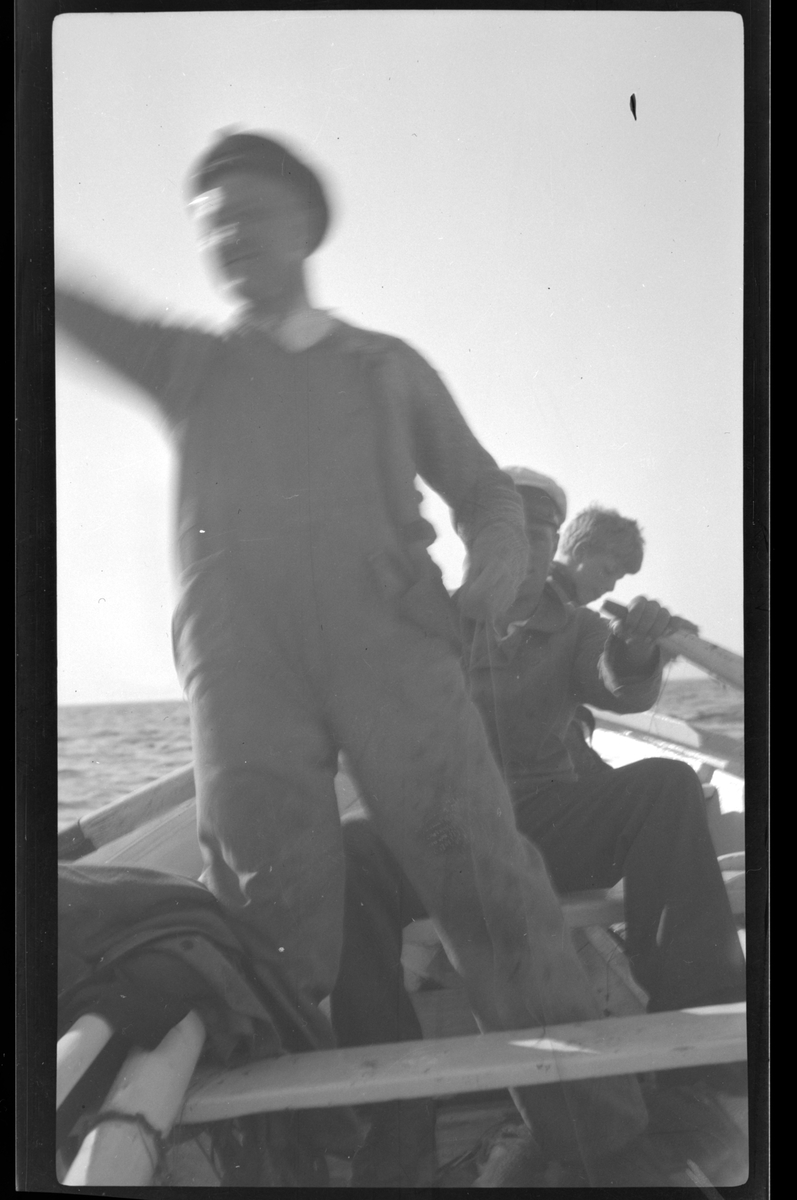 Rolf Sr. Sundt, Far og sønn Rolf Sundt sammen med Victor Wilhelmsen i en fiskebåt.