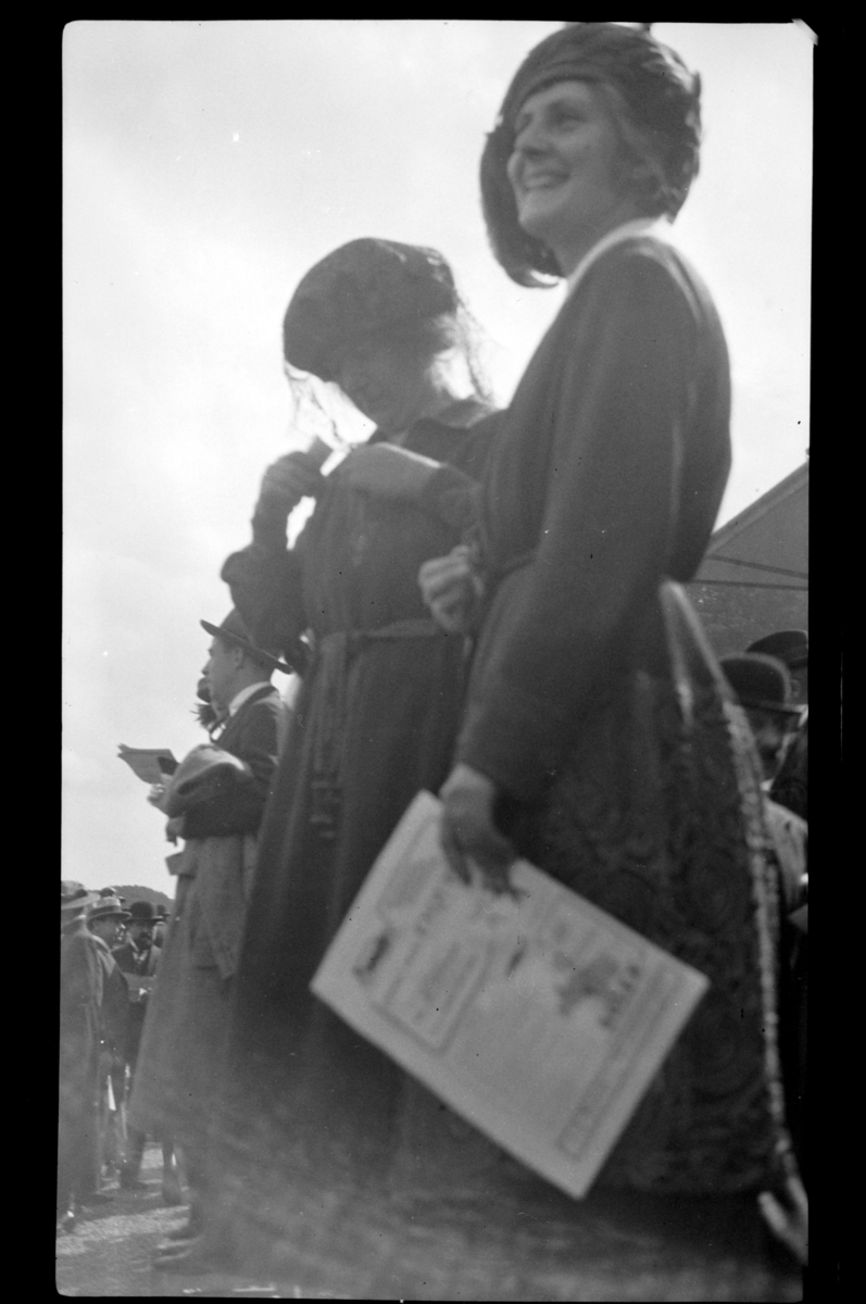 Rolf Sr. Sundt, Hilda Sundt og ukjent dame, i utlandet(?), 1919-1920.
