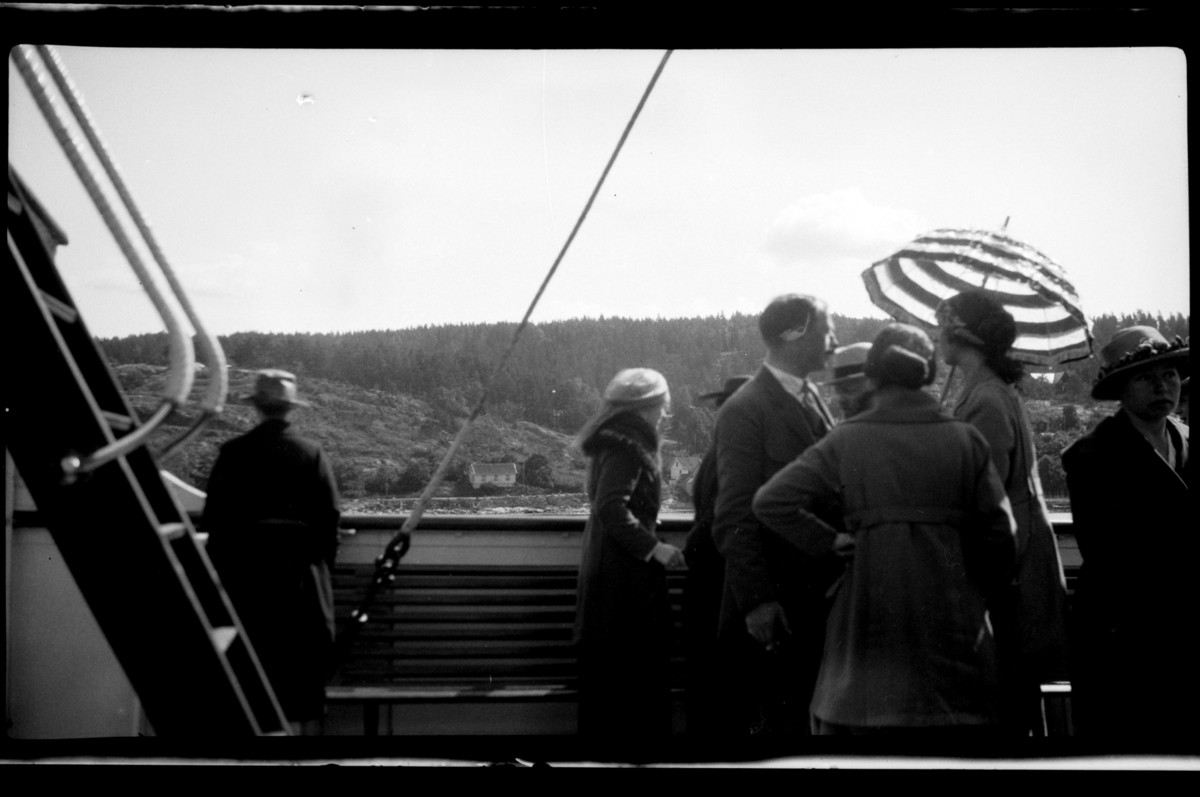 Rolf Sr. Sundt, Hilda Sundt, med ryggen til, og andre passasjerer, under overfart med "Bessheim" til Newcastle. Fotografert 1919/1920.