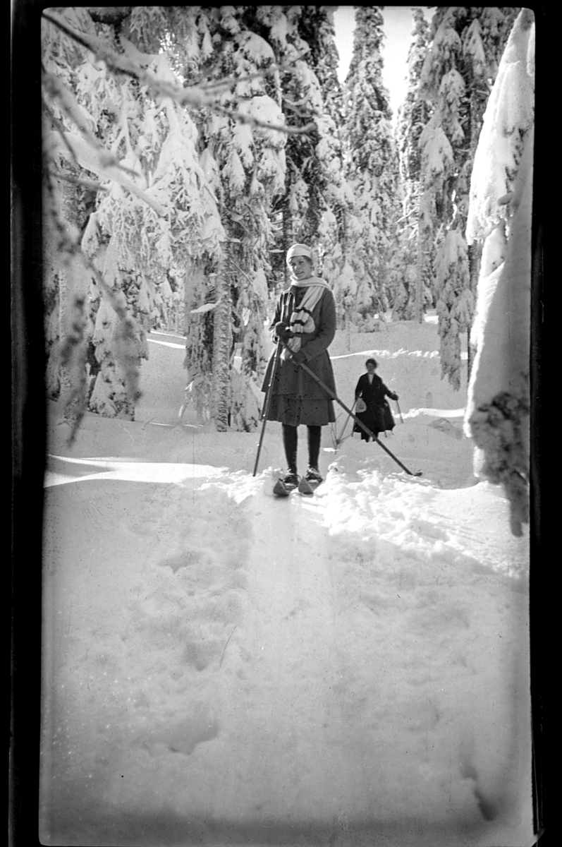 Rolf Sr. Sundt, Hilda Sundt i skiløype i Voksenkollen, Oslo. Fotografert 1920.