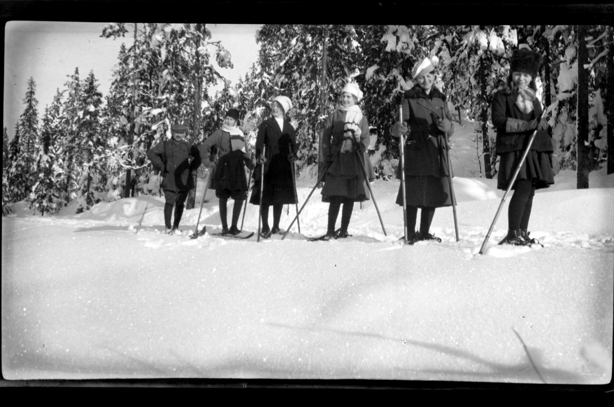Rolf Sr. Sundt, Fem voksne og en ung pike på ski i Voksenkollen, Oslo. Fra venstre Louis Jersin, Birgit Aubert, ukjent kvinne, Hilda Sundt, Sigrid og Esther Jersin. Fotografert 1919.