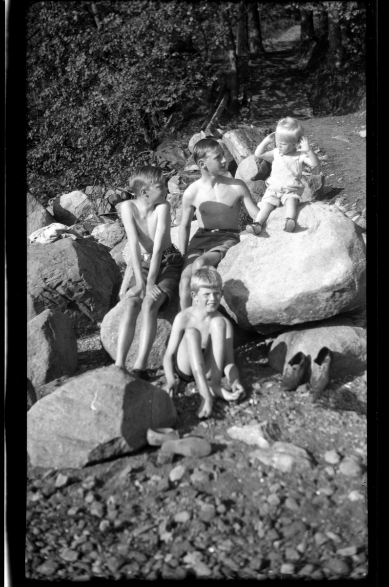Rolf Sr. Sundt, Fire gutter på stranden ved Flaskebekk på Nesodden. Fra venstre, Einar Aubert Hansen og brødrene Rolf Jr., Julius og Lars Peter Sundt. Fotografert 1931.