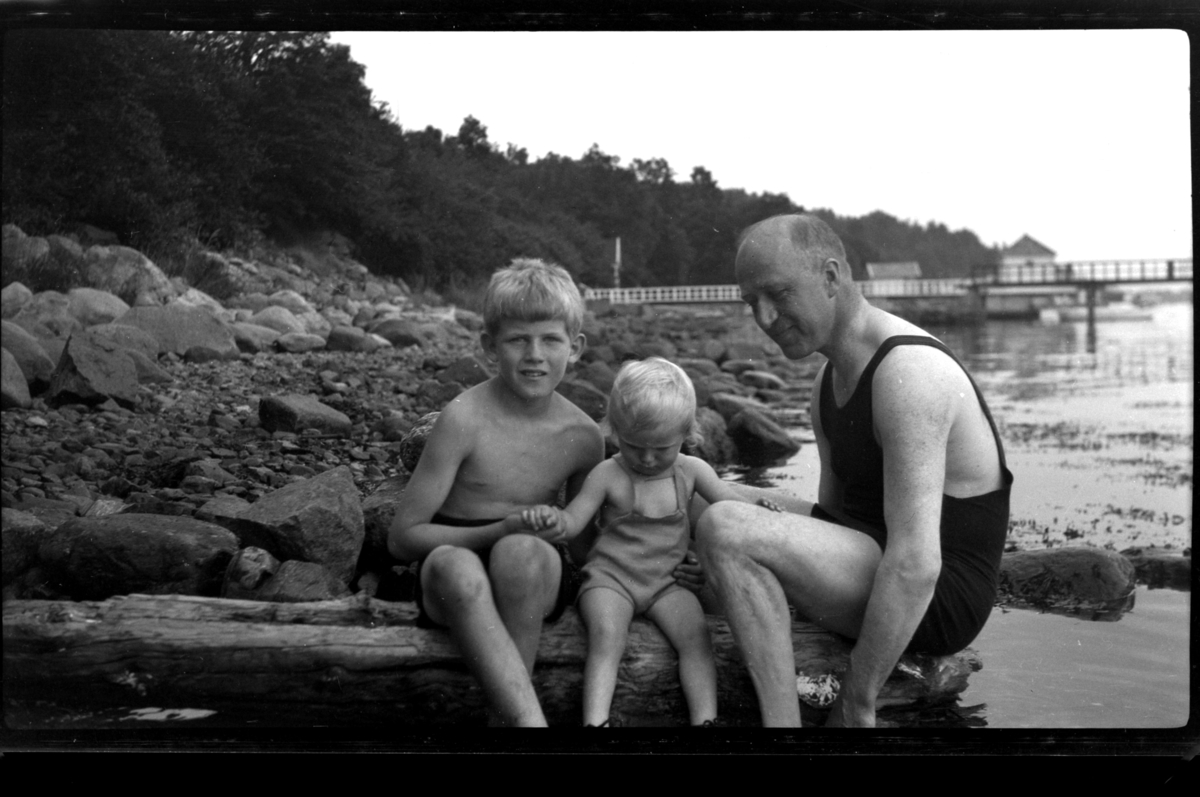 Rolf Sr. Sundt, Rolf Sundt Sr. med sønnene Rolf Jr. og Lars Peter på stranden ved Flaskebekk på Nesodden. Fotografert 1931.