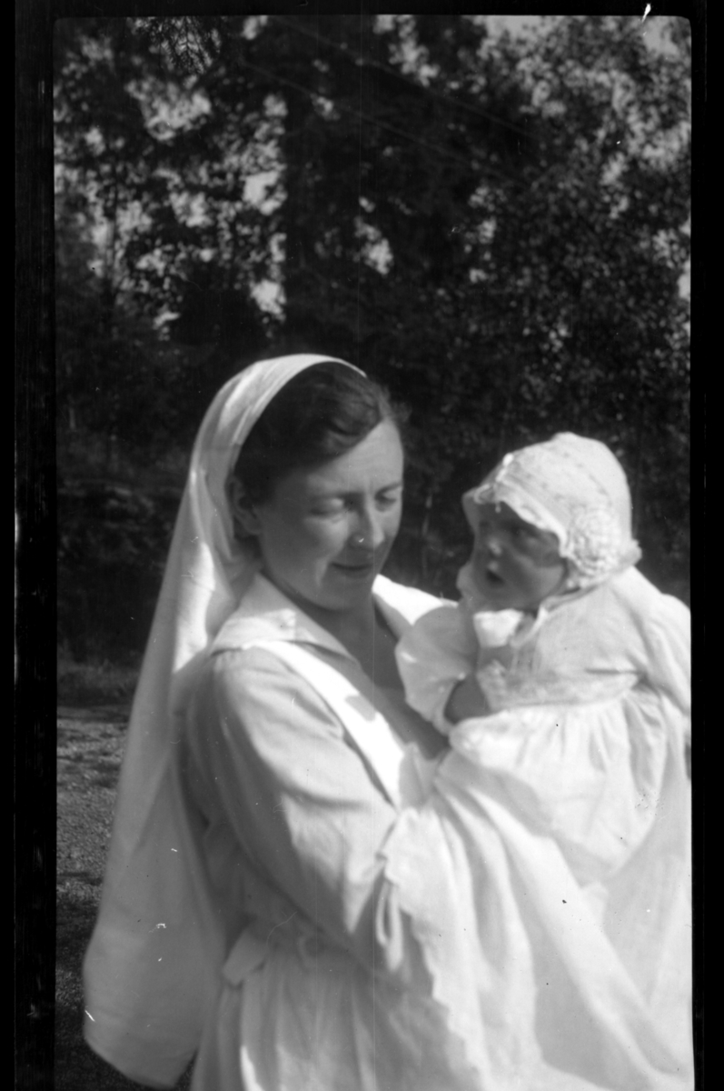 Rolf Sr. Sundt, Barnepike med dåpsbarnet Rolf Sundt Jr. i hagen til Villa Knyggen i Voksenlia. Fotografert 18. september 1921.