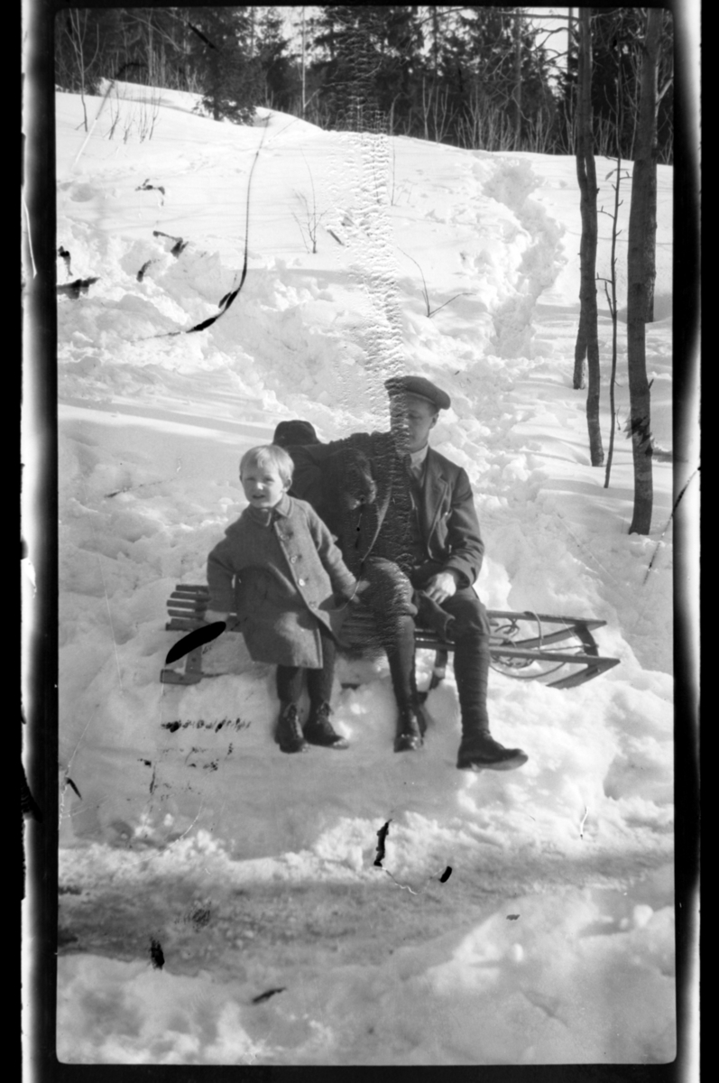 Rolf Sr. Sundt, Rolf Sundt Sr. og sønnen Julius på kjelke i Voksenlia, Oslo. Fotografert rundt ca. 1920.