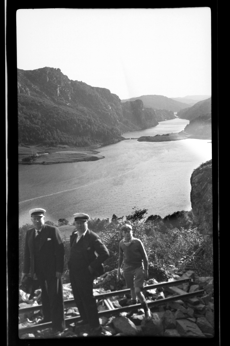 Rolf Sr. Sundt, Christen Reymert, Finn og Norman Sundt på et veianlegg på Ingersjå, mot Hanesund. Fotografert 1936.