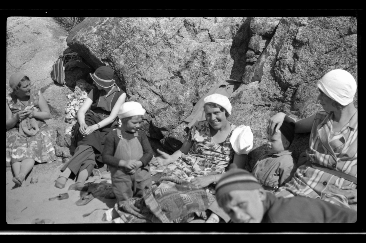 Rolf Sr. Sundt, Strandliv på Ula. Fra venstre Anne Lise Hansen, Hilda Sundt, Elisabeth og Betsy Hansen samt Arne, Sven og Lilly Moestue. Fotografert 1932.