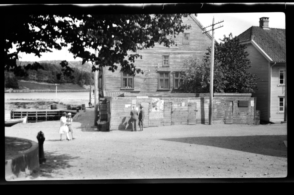 Rolf Sr. Sundt, Småbåthavnen i Farsund med P. Sundts pakkhus, Børsen og Tollboden. Fotografert mai 1928.