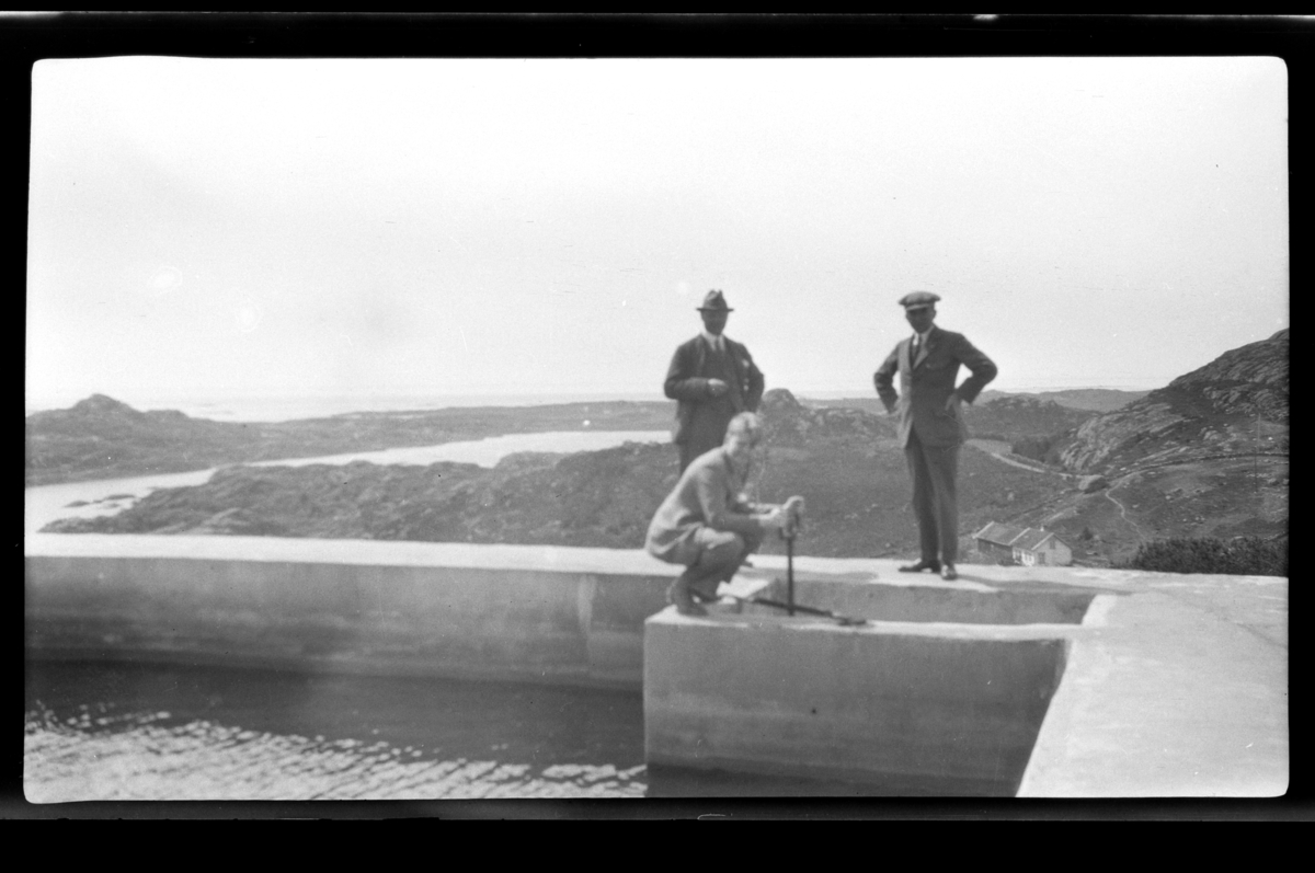 Rolf Sr. Sundt, Finn Sundt, Bjarne eller Peter Sundt og Johan Buratti ved vannbassenget på Varbakk, Farsund. Fotografert mai 1928.