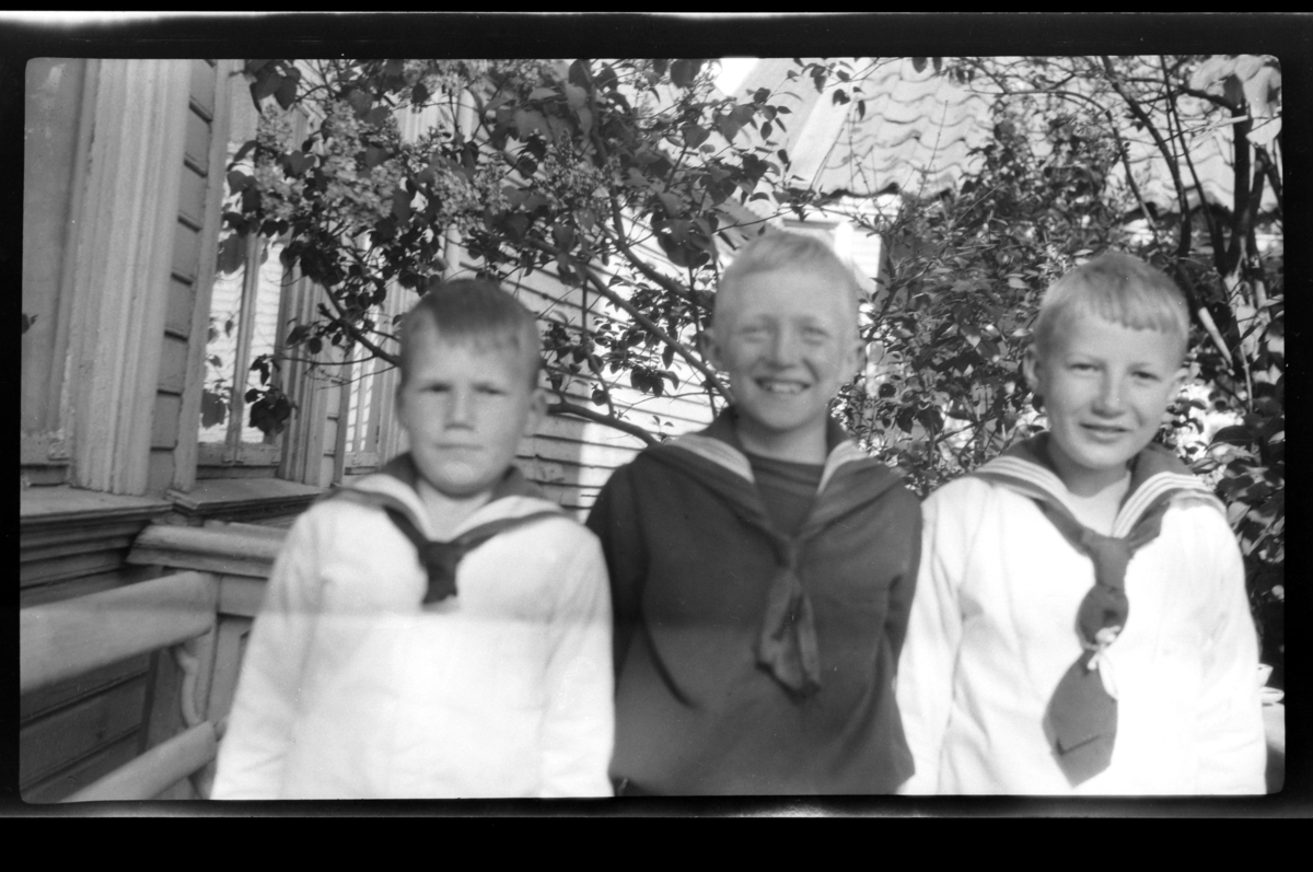 Rolf Sr. Sundt, Tre gutter i matrosdress utenfor Christen Reymerts hus på Jochum Lunds Plass 7 i Farsund. Fra venstre Bjørn Reymert, Holmesland(?) og Christian Reymert. Fotografert mai 1928.
