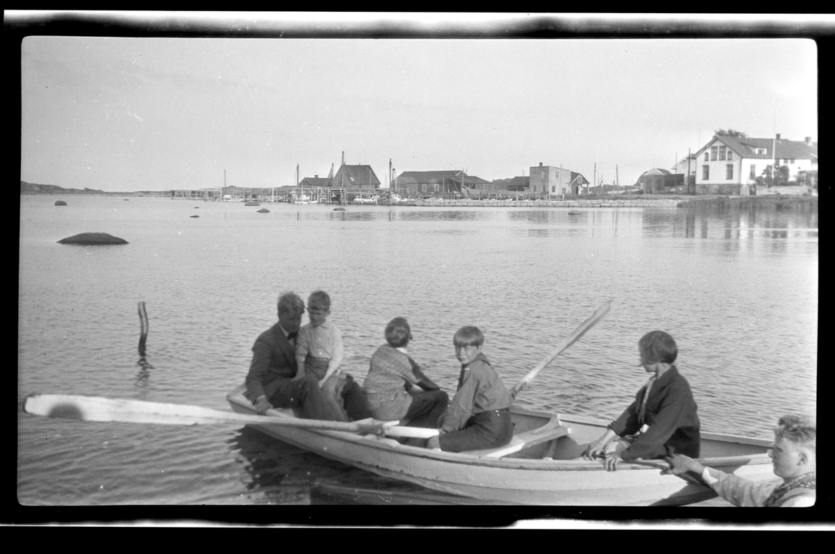 Rolf Sr. Sundt, Fire barn og en mann i robåt utenfor Stavern(?). Einar Aubert Hansen ved årene. Fotografert 1928.