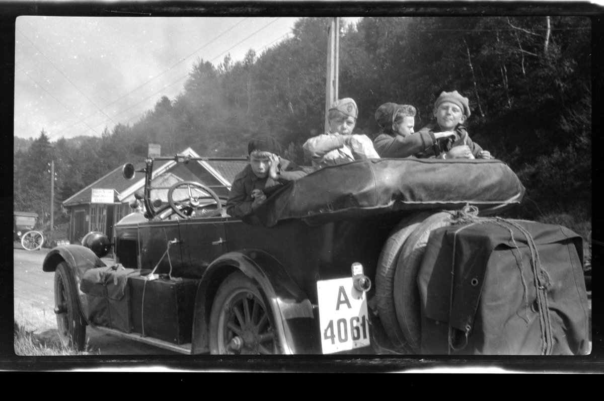 Rolf Sr. Sundt, Fire barn i baksetet på Rolf Sundt Sr.'s Buick som er fullt lastet med bagasje. Fra venstre Rolf Sundt Jr., Einar Aubert Hansen, Elsa og Julius Sundt. Fotografert 1928.