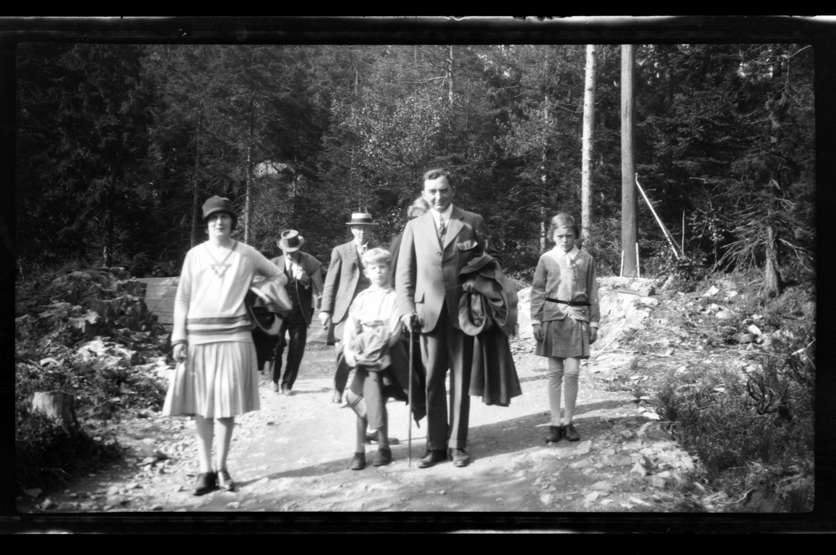 Rolf Sr. Sundt, På tur til Tryvannstua. Foran fra venstre Hilda og Rolf Sundt Jr., Johan Buratti og og Elsa Sundt. Fotografert 1928.
