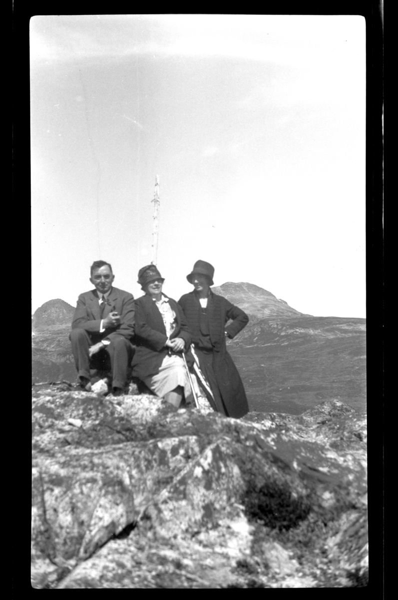 Rolf Sr. Sundt, Johan Buratti, Hilda Sundt og Agnes Buratti på en fjelltopp. Fotografert 1928.
