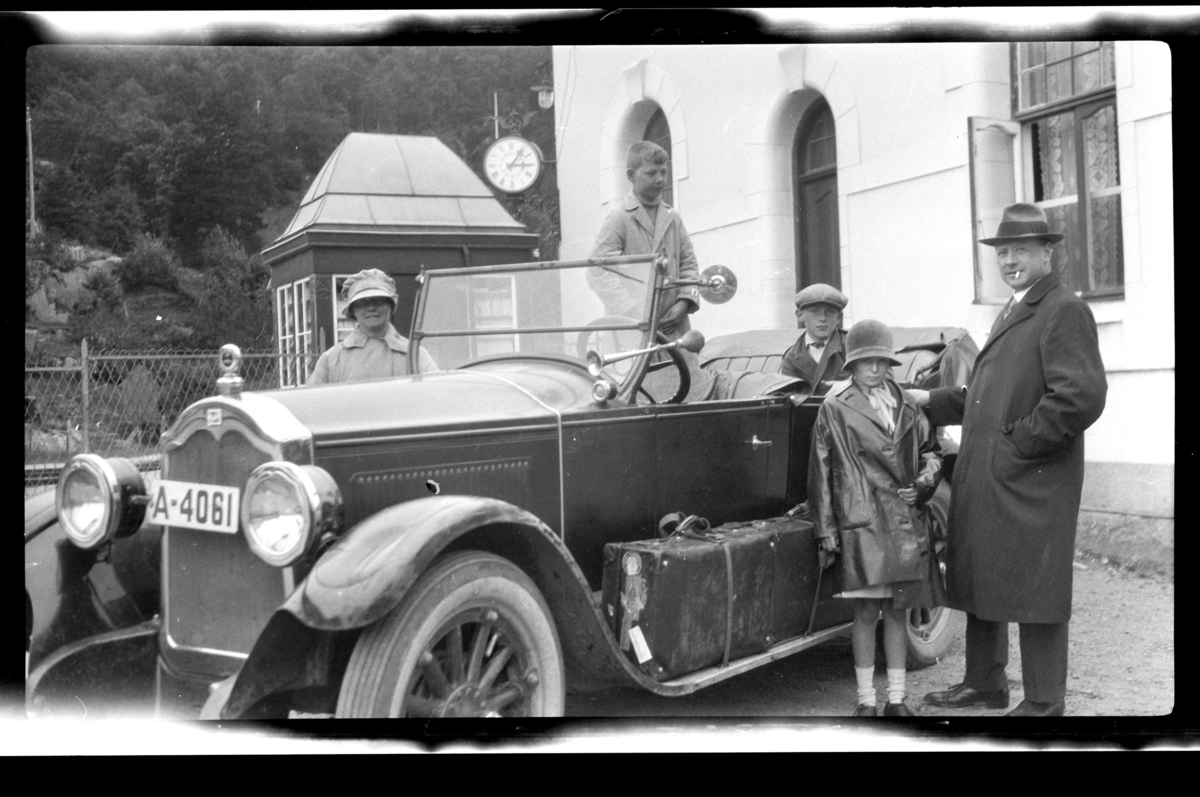 Rolf Sr. Sundt, Hilda Sundt, Caspar Ferslew, Julius Sundt, Elsa og Finn Sundt står rundt Rolf Sundt sr.'s Buick. Fotografert 1928.