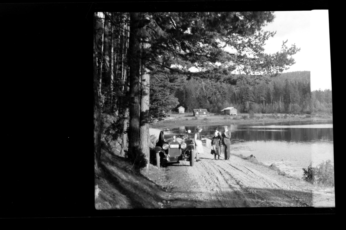 Rolf Sr. Sundt, Hilda Sundt står sammen med ekteparet Johan og Agnes Buratti ved hennes mannn Rolf Sundt Sr.'s Buick, Sverre Wetterstads hytte i bakgrunn. Fotografert 1928.