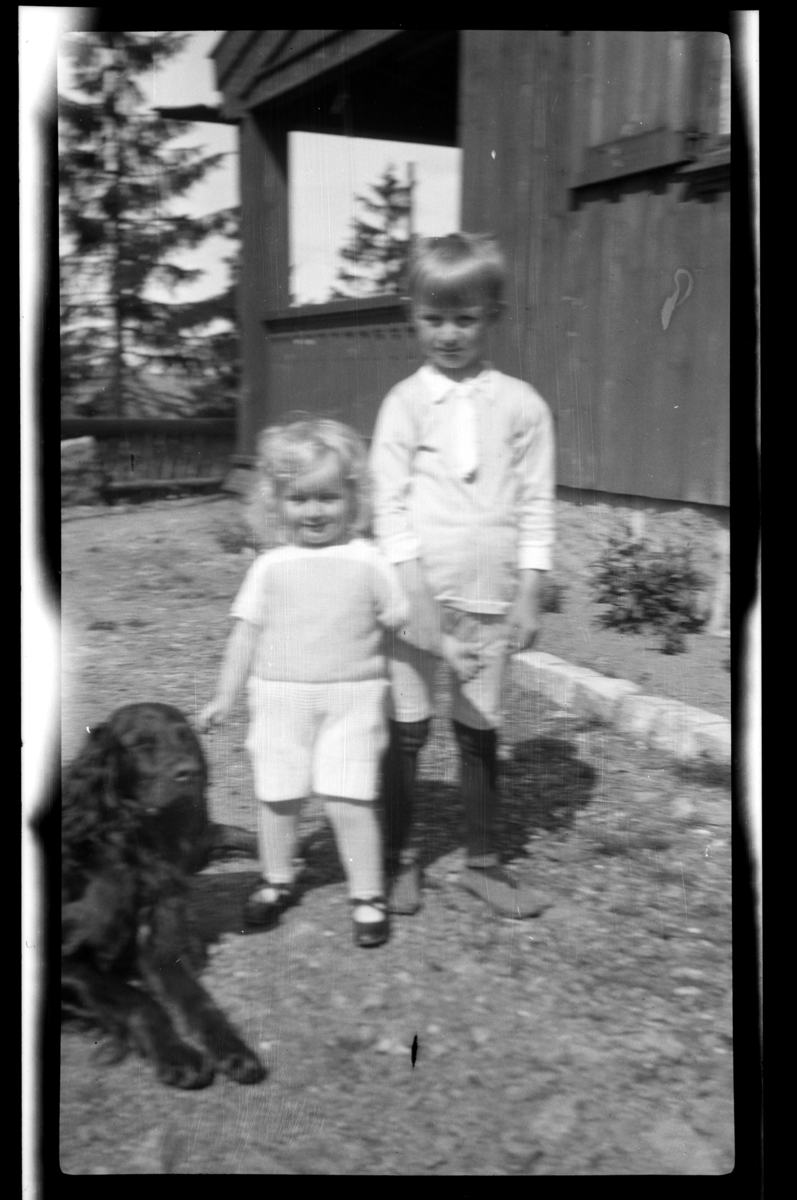 Rolf Sr. Sundt, Hunden Rollo står ved siden av brødrene Rolf jr. og Julius Sundt foran villa Knyggen. Fotografert 1923.
