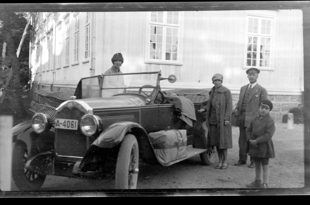 Rolf Sr. Sundt, Hilda Sundt, Sigrid Jersin, Rolf Sundt sr og Rolf jr. står ved siden av Rolf Sundt sr.'s Buick. Fotografert 1927.