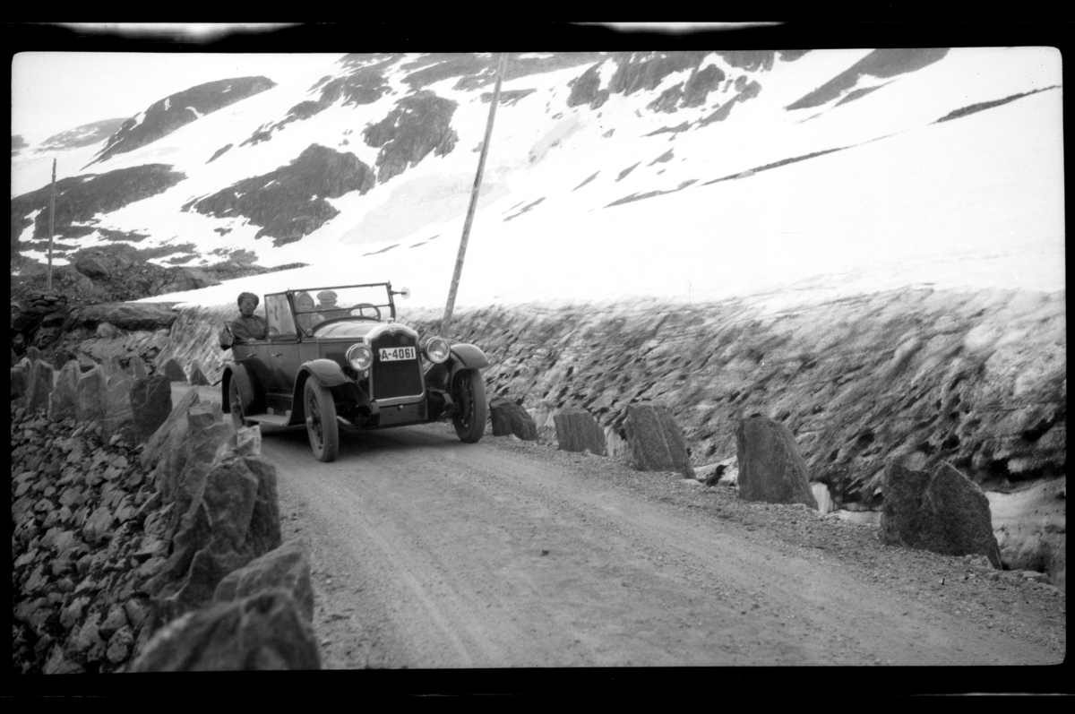 Rolf Sr. Sundt, Flere mennesker sitter i Rolf Sundt sr.'s Buick som står på en vei i et fjellandskap. Fotografert 1927.